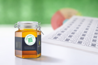 Honigglas auf weißem Hintergrund